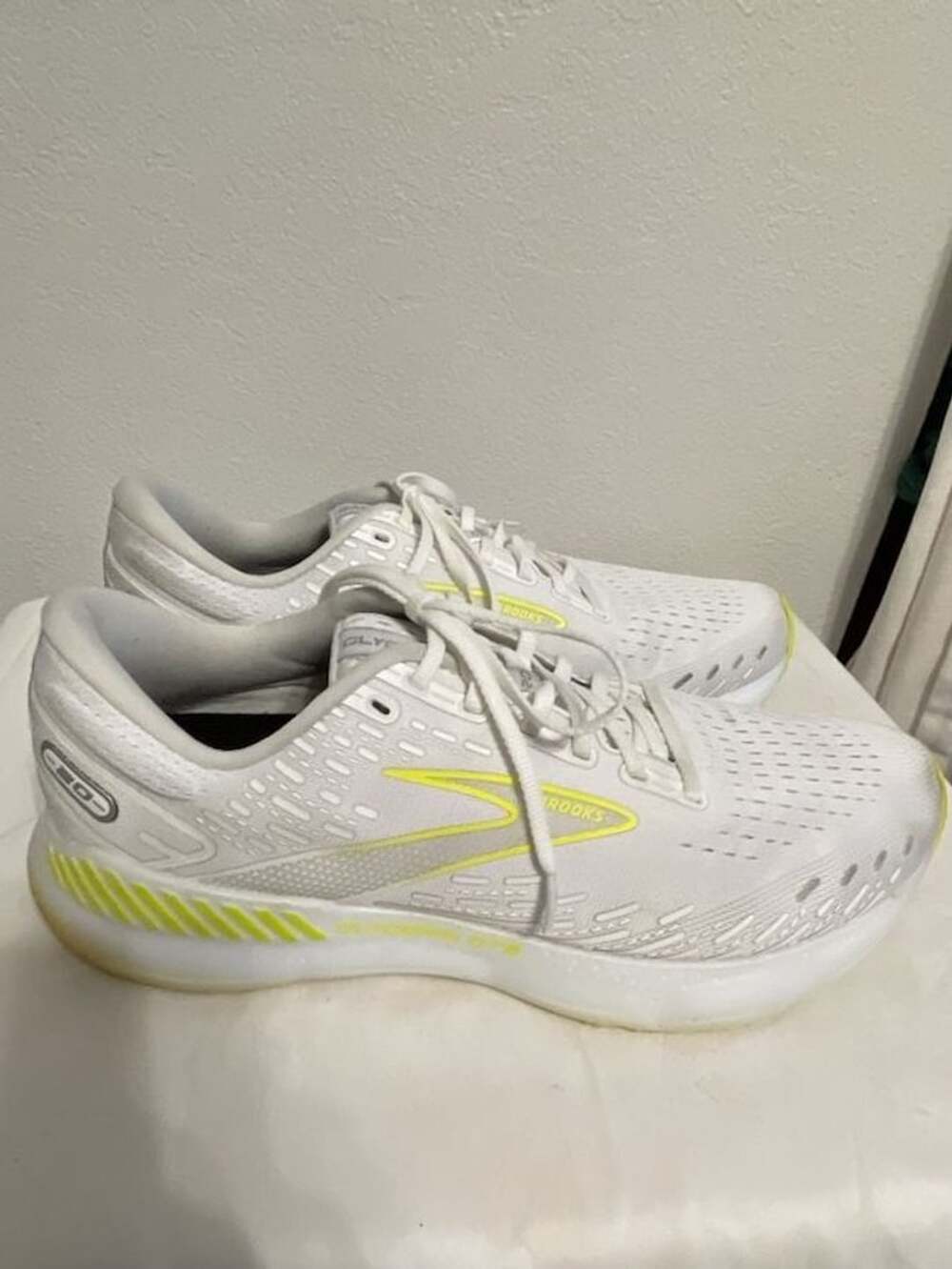 Brooks Glycerin GTS 20 Supportive Running Shoes White Nightlife
Mens 12
Yellow